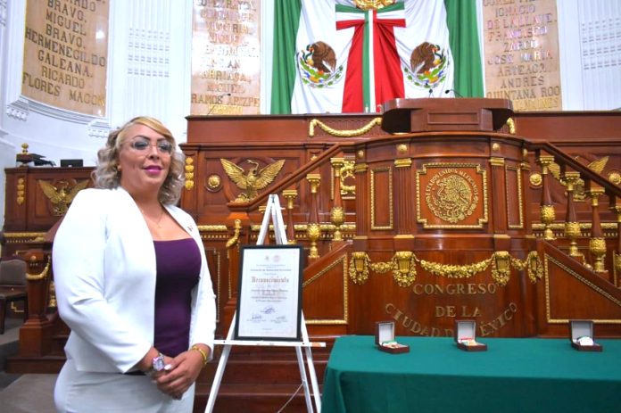 Samantha Gomes Fonseca receives an award in the Mexico City Senate