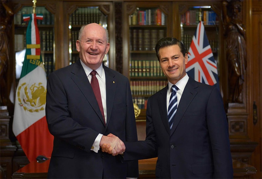 Sir Peter Cosgrove poses shaking hands with Enrique Peña Nieto 