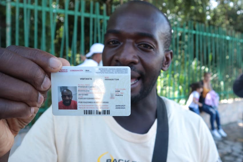 Un migrante dominicano con su visa de visitante en México
