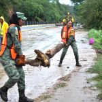 Soldiers clear a highway in Guerrero