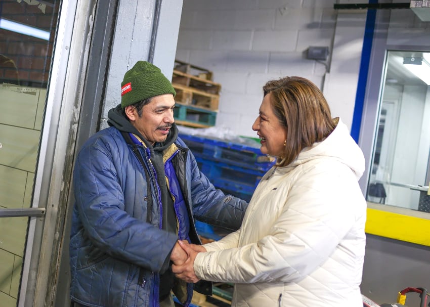 Xóchitl Gálvez with a Mexican worker at a warehouse