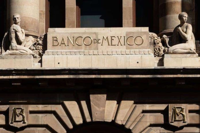 Close up of the Bank of Mexico building showing its name in gold lettering