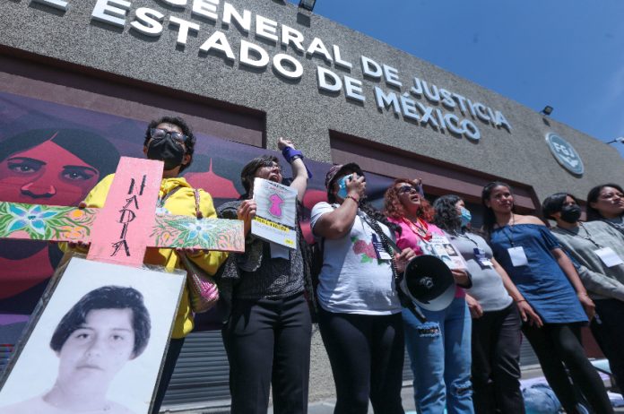 Protesters outside the Attorney General's Office in Toluca