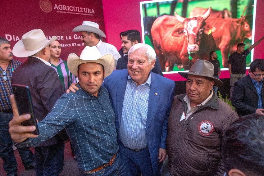 Agriculture Minister Victor Villalobos with cattle farmers