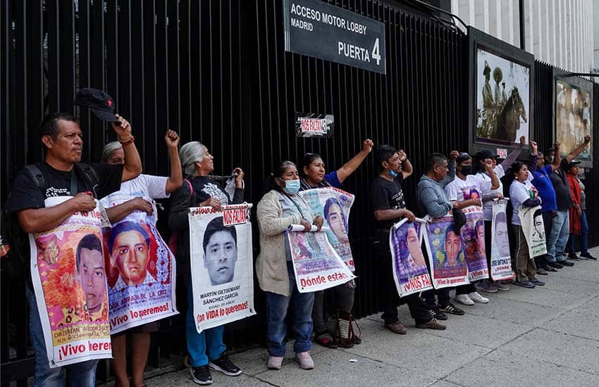 Padres de 43 víctimas del secuestro de Ayotzinapa protestan en el Senado de México