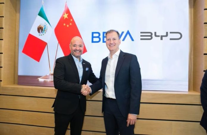 Alejandro Cárdenas of BBVA México and BYD México CEO Jorge Vallejo