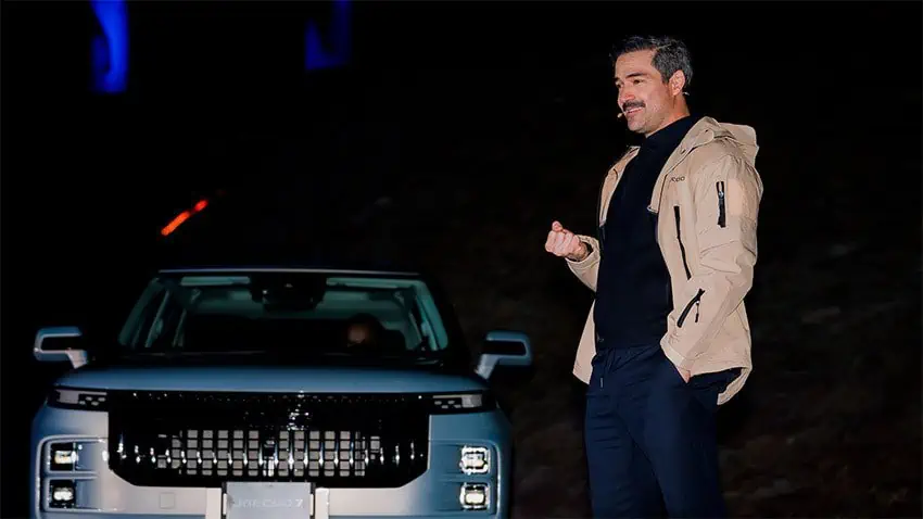 Mexican actor and singer Alfonso Herrera stands next to a Jaecoo SUV