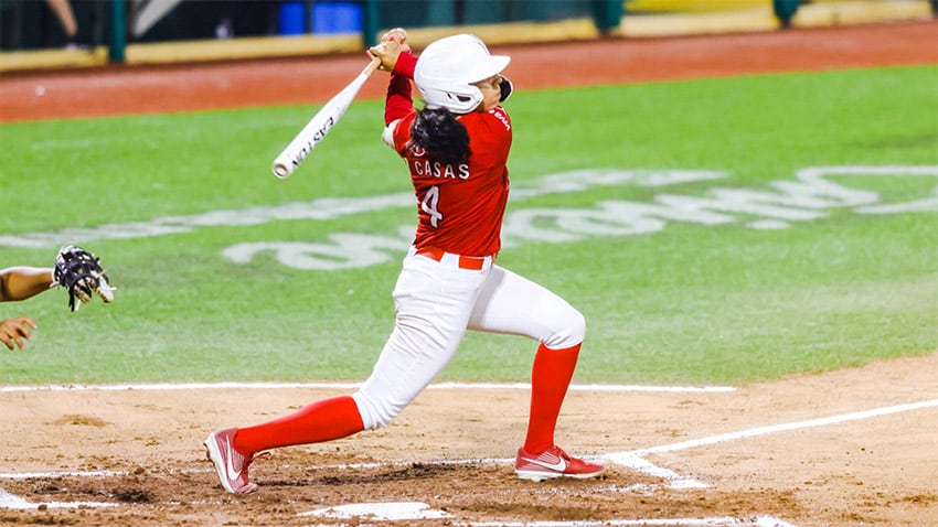 La jugadora de softbol Alejandra Casas hace un swing
