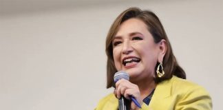 Xóchitl Gálvez speaks into a microphone