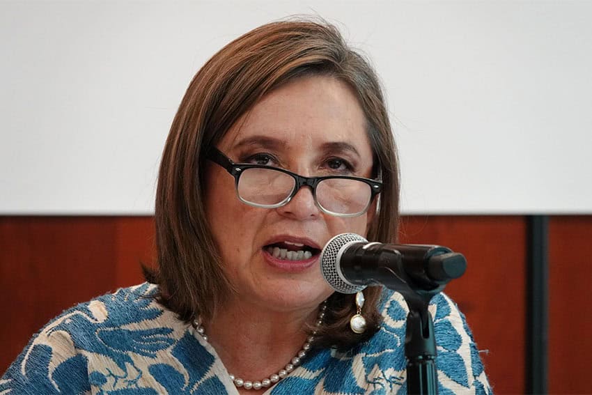 Xochitl Galvez before a microphone in the Mexican senate
