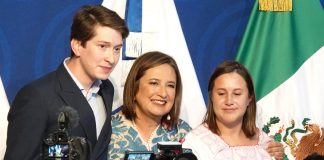 Xóchitl Gálvez with her son and daughter