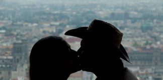Couple getting married in the torre latinoamericana