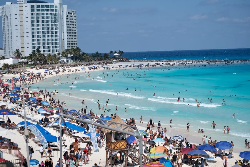Turistas en la playa de Cancún