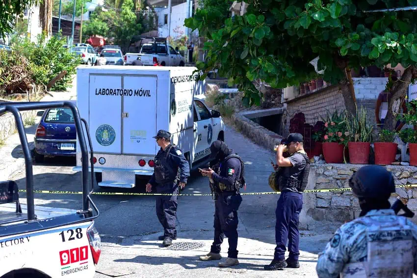 Police and National Guard at a crime scene in Acapulco