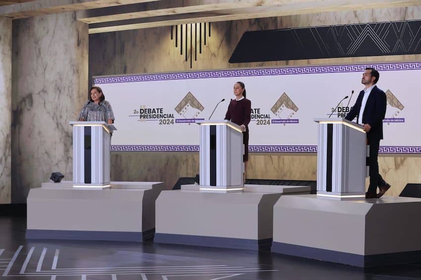 Presidential candidates Sheinbaum, Gálvez and Maynez stand on a stage