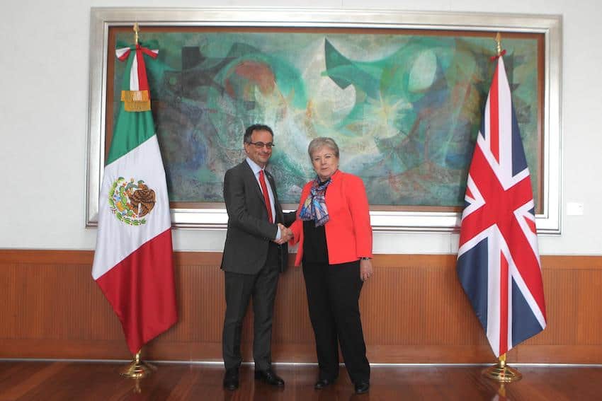 British Ambassador to Mexico Jon Benjamin and Foreign Affairs Minister Alicia Bárcena shake hands. 