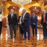 Bill Nelson walks with President Andrés Manuel López Obrador in Mexico's National Palace