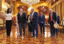 Bill Nelson walks with President Andrés Manuel López Obrador in Mexico's National Palace