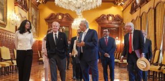 Bill Nelson walks with President Andrés Manuel López Obrador in Mexico's National Palace