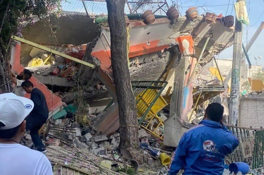 Gas explosion causes building to collapse in Tlalpan, Mexico City