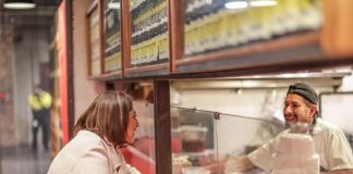 Xóchitl Gálvez talks with a Mexican at eatery counter in New York City