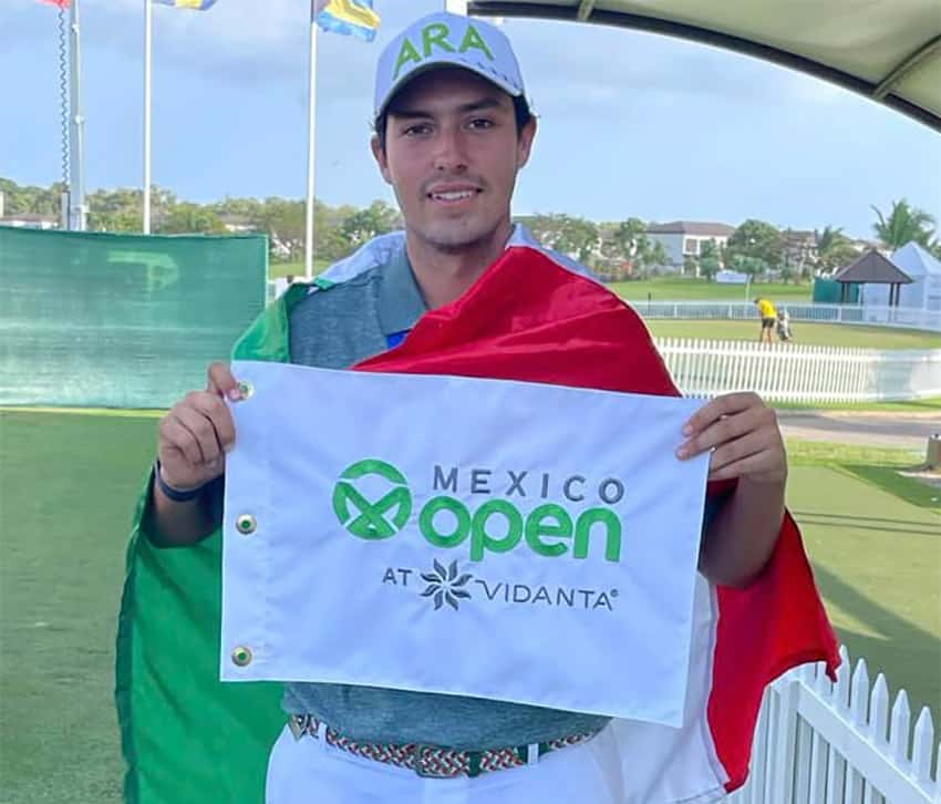 Santiago de la Fuente poses with a Mexican flag and a banner reading "Mexico Open"