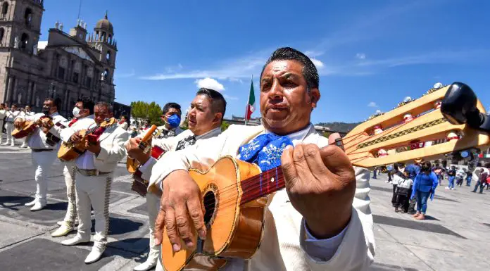 Mariachis in a square in Toluca