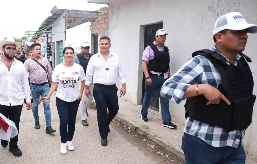 Armed bodyguards with a political candidate in Chiapas