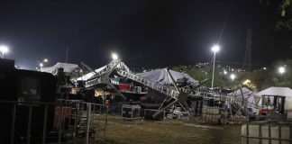 A collapsed stage at night in San Pedro Garza García