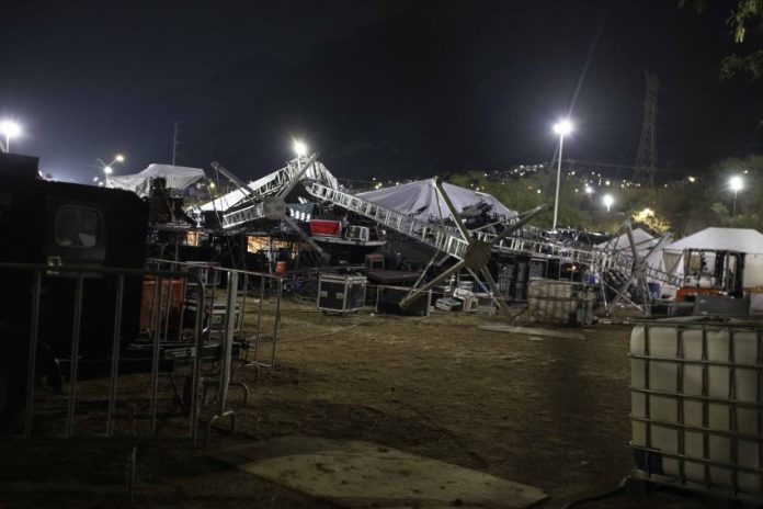 A collapsed stage at night in San Pedro Garza García