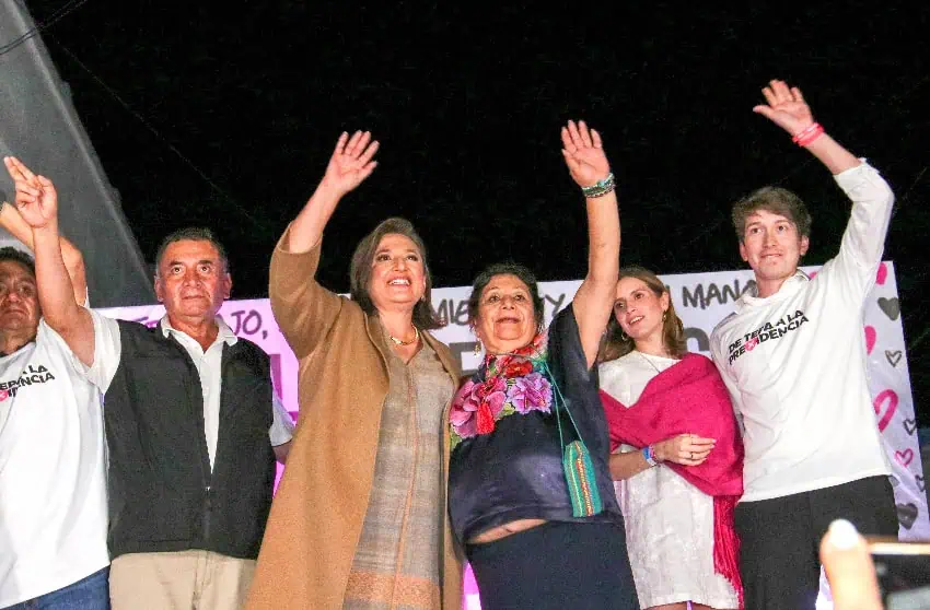 Xóchitl Gálvez with family members at final campaign event
