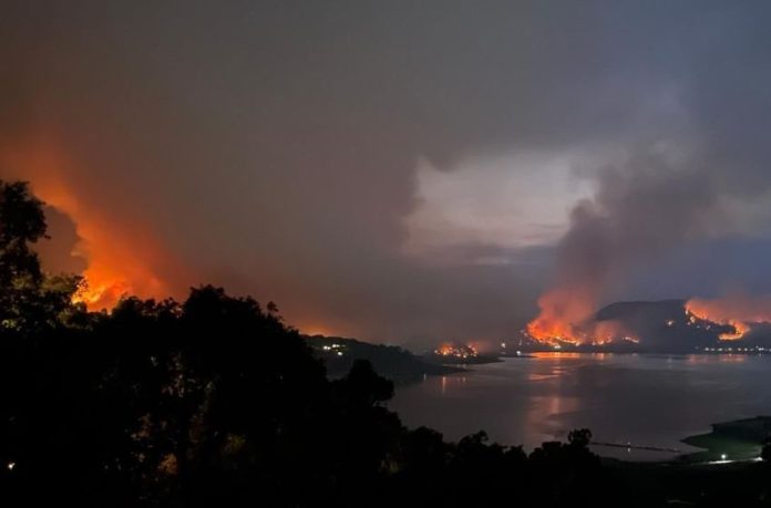 Residents shared photos of the Velo de Novia fire near Valle de Bravo burning late Sunday night.