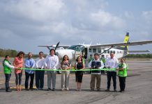 Quintana Roo governor Mara Lezama and state officials cut green tape in front of an Aerus plane.