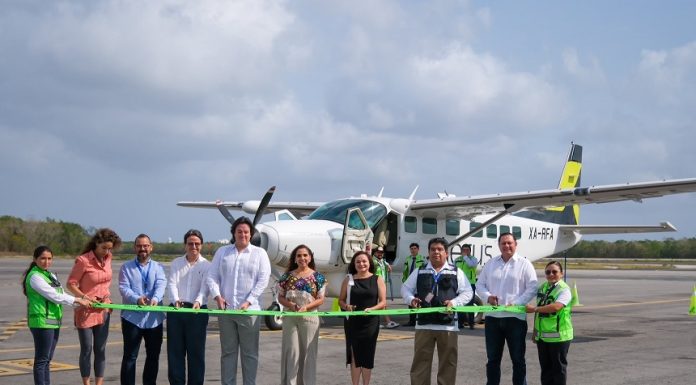 Quintana Roo governor Mara Lezama and state officials cut green tape in front of an Aerus plane.