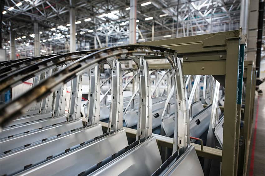 Puertas para vehículos Audi alineadas en una fábrica mexicana