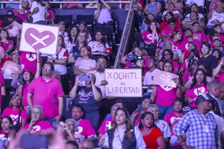 Supporters of Xóchtil Gálvez at campaign event