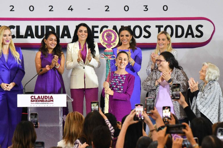 Sheinbaum receives symbolic ‘women’s baton of command’ Sheinbaum receives symbolic ‘women’s baton of command’