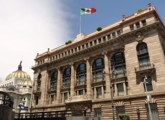 Bank of Mexico holds key rate at 11%; peso barely reacts Bank of Mexico building in Mexico City