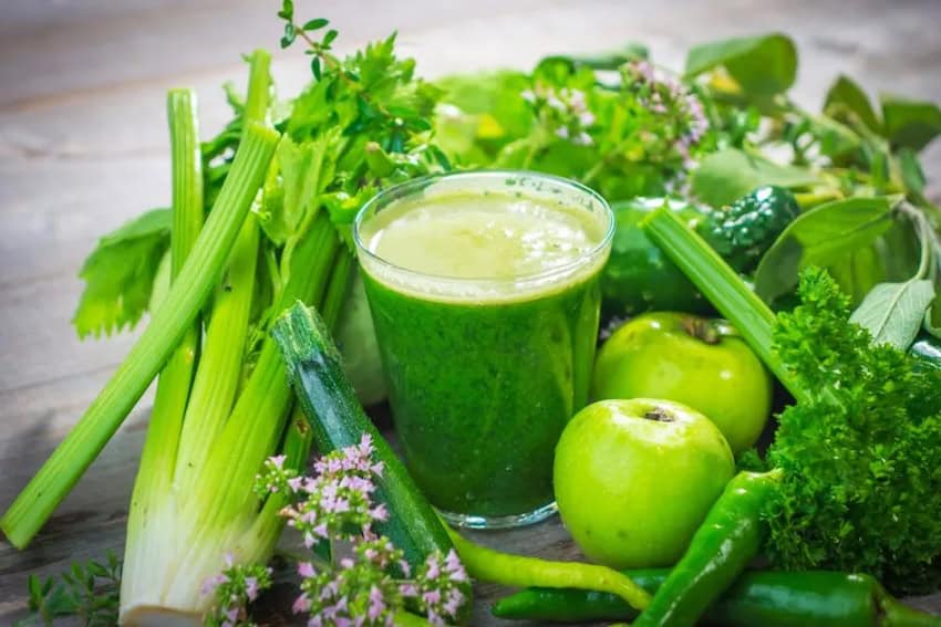jugo verde with fruit and vegetables