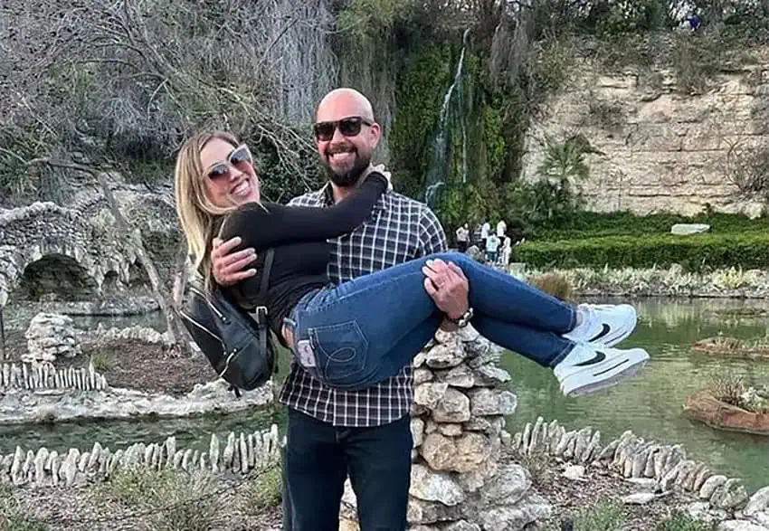 Jorge Guillen holds his wife Lizzette Zambrano in his arms, in what appears to be a vacation photo.