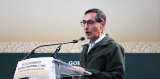 Finance Minister Rogelio Ramírez de la O speaks at a podium about the Mexico-China trade balance