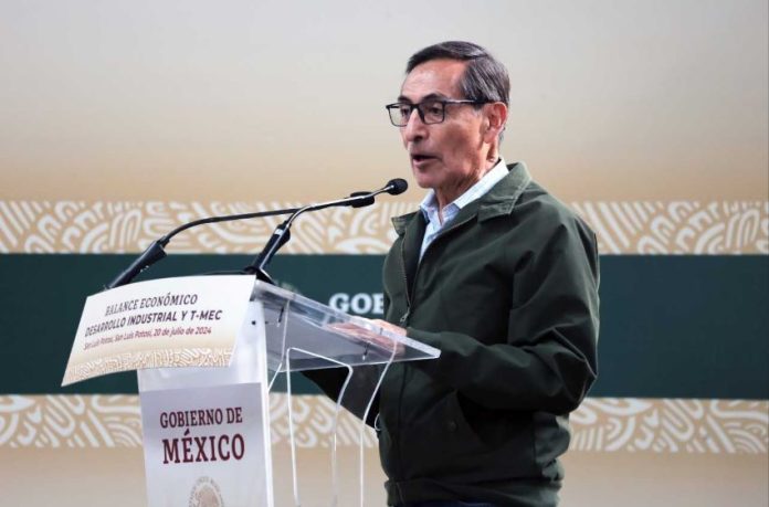 Finance Minister Rodrigo Ramírez de la O speaks at a podium about the Mexico-China trade balance