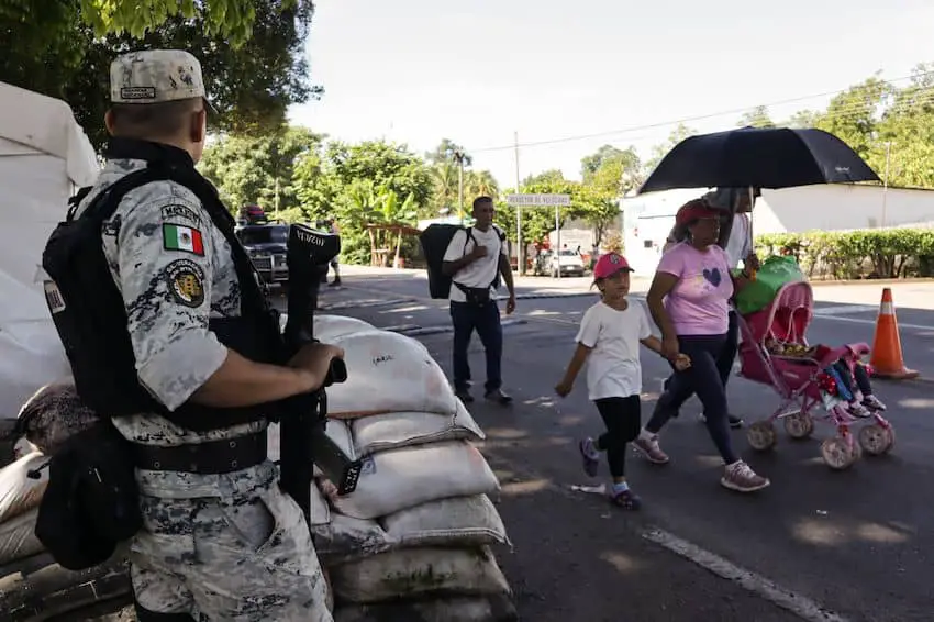 Un pequeño contingente de tropas de la Guardia Nacional y patrulleros de caminos escolta la caravana.