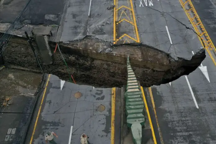 A massive sinkhole opened up along Guadalajara's main boulevard on Thursday morning