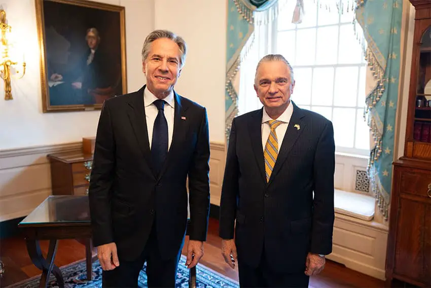 La Secretaria de Estado de Estados Unidos posando para una foto con el Ministro de Relaciones Exteriores de Costa Rica, Arnoldo Andre, en una sala de conferencias de la Casa Blanca