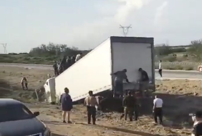 A trailer accident in Sonora involving migrants left 14 injured.