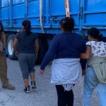 63 migrants detained at military checkpoint near Ciudad Juárez Two women and a child walk toward INM agents in Mexico