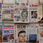 The front pages of newspapers showing El Mayo Zambada's face with headlines in Spanish.