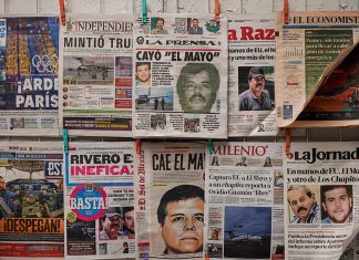 The front pages of newspapers showing El Mayo Zambada's face with headlines in Spanish.