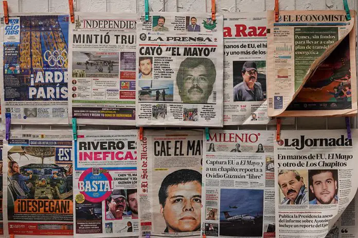 The front pages of newspapers showing El Mayo Zambada's face with headlines in Spanish.